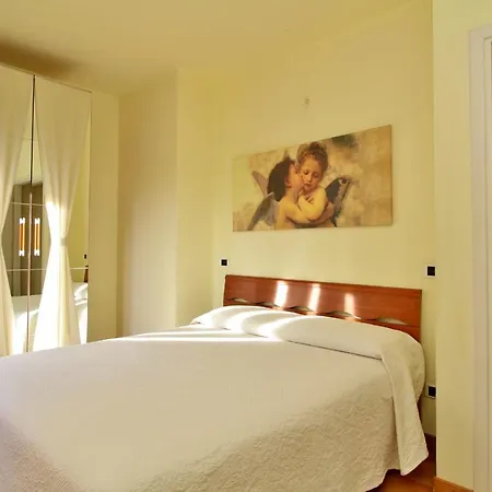 Sleeps 6 Appartement Mezzegra